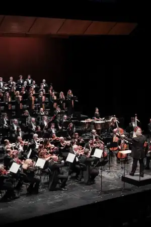 A orquestra sinfónica portuguesa e o coro do teatro nacional são carlos em palco.